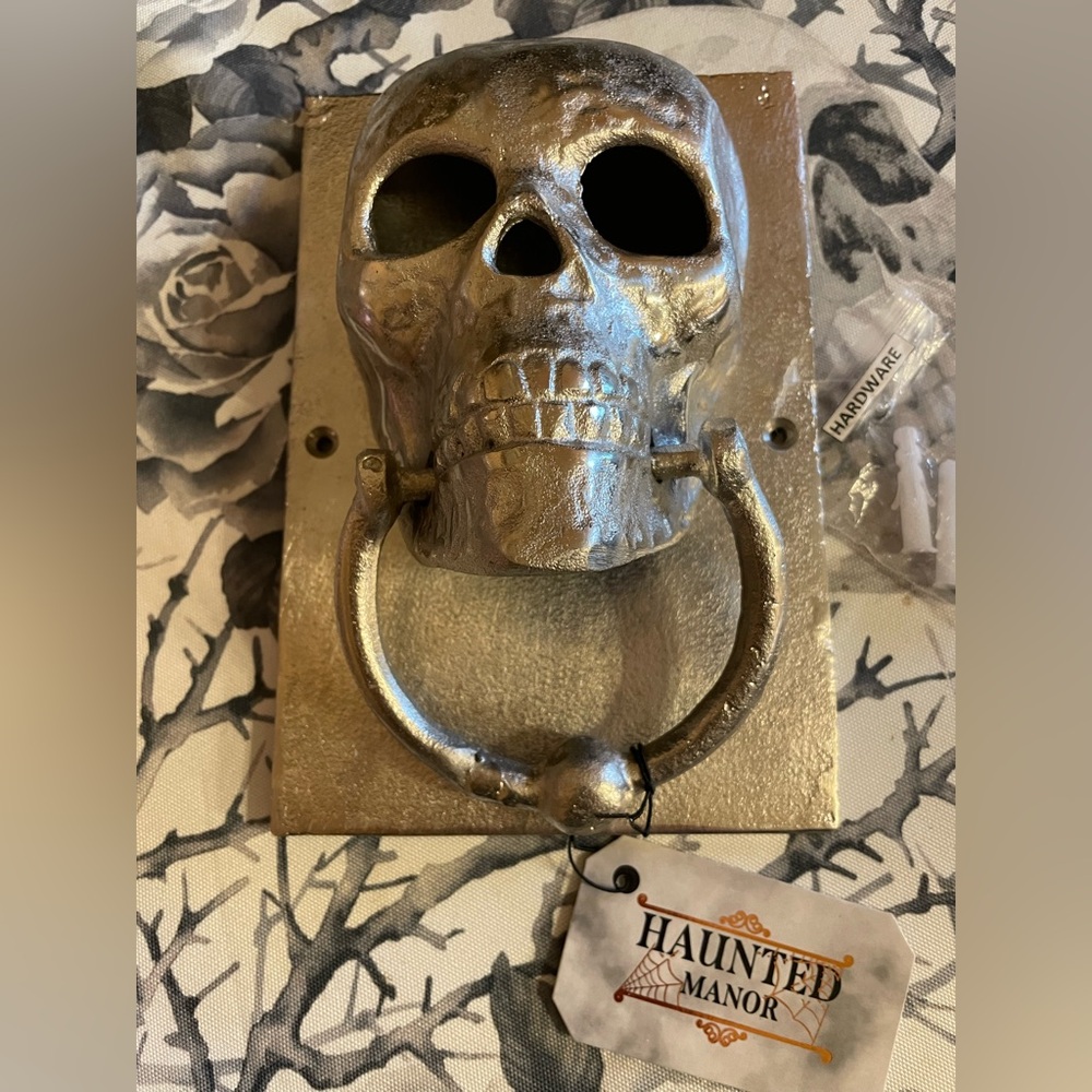 HAUNTED MANOR NWT Bold Metallic Skull Door Knocker